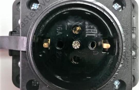 Розетка-колодка электрическая "Lezard" каучук с зазмлением с крышкой Черная IP44