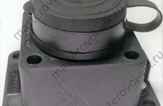 Розетка-колодка электрическая "Lezard" каучук с зазмлением с крышкой Черная IP44
