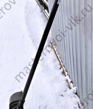 Лопата снеговая ПВХ "КРЕПЫШ" 440х315мм. Черная с накладкой и алюминиевым крашенным черенком