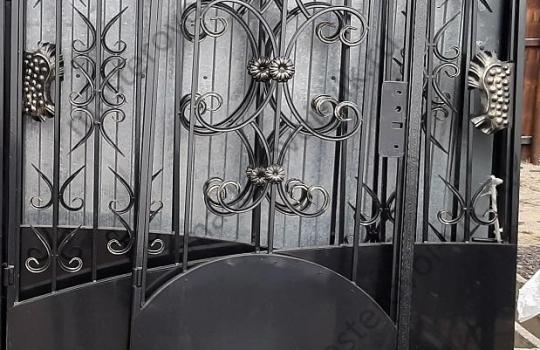Ворота №9п "Кованые Пики с Виноградом" с внешней калиткой L0,9м. + 3 столба